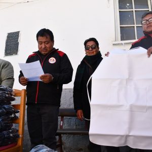 Alcalde Napoleón Yahuasi entrega uniformes, instrumentos y herramientas a personal del Matadero Municipal de Viacha