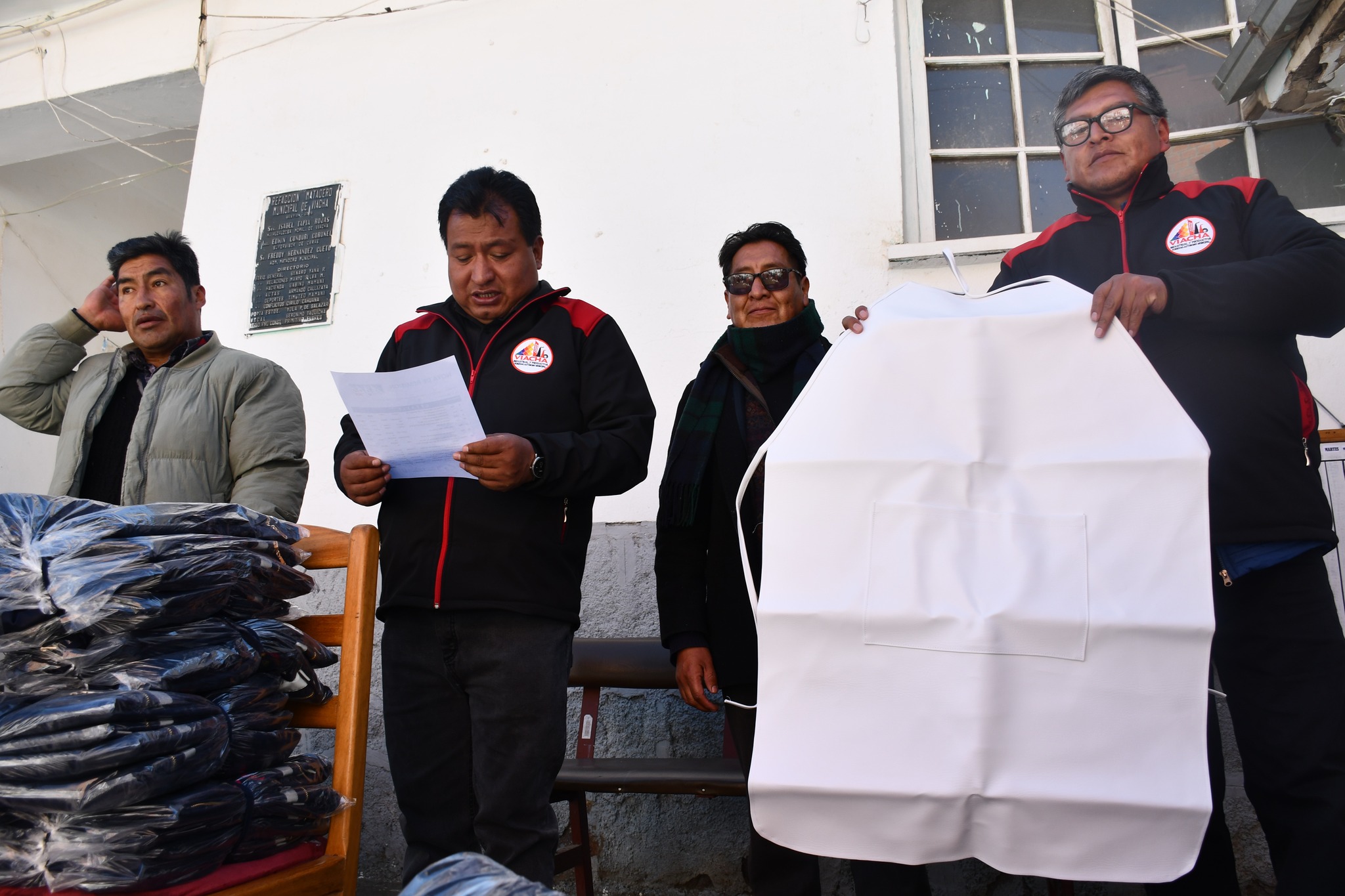 Alcalde Napoleón Yahuasi entrega uniformes, instrumentos y herramientas a personal del Matadero Municipal de Viacha