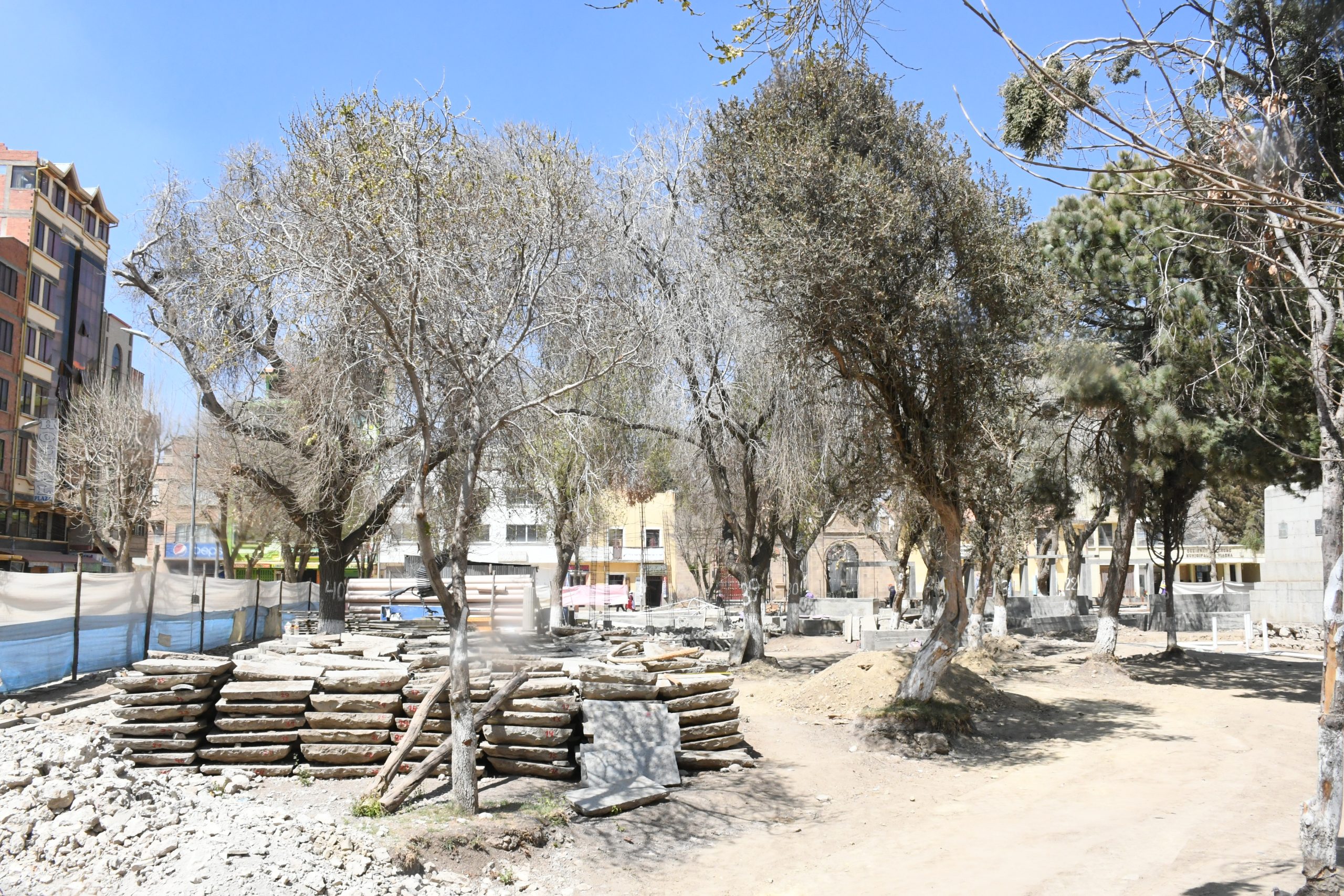 GOBIERNO AUTÓNOMO MUNICIPAL DE VIACHA ULTÍMA DETALLES PARA LA INSTALACIÓN ELÉCTRICA, AVANZANDO CON LA REMODELACIÓN DE LA PLAZA JOSÉ BALLIVIÁN