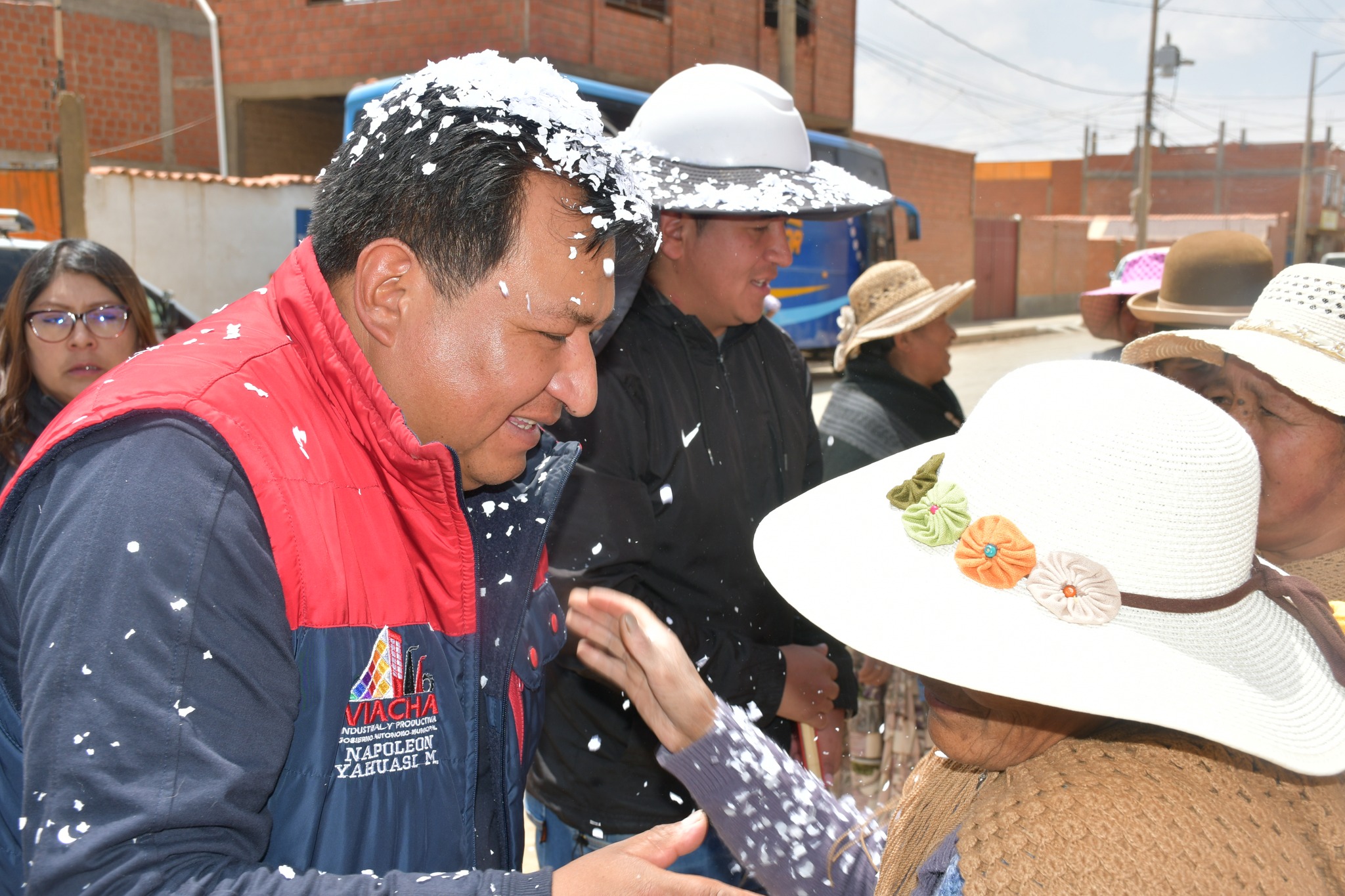 ALCALDE NAPOLEÓN YAHUASI HIZO ACTO DE PRESENCIA EN ACTO DE ENTREGA DE ENLOSETADO EN DISTR5ITO 1