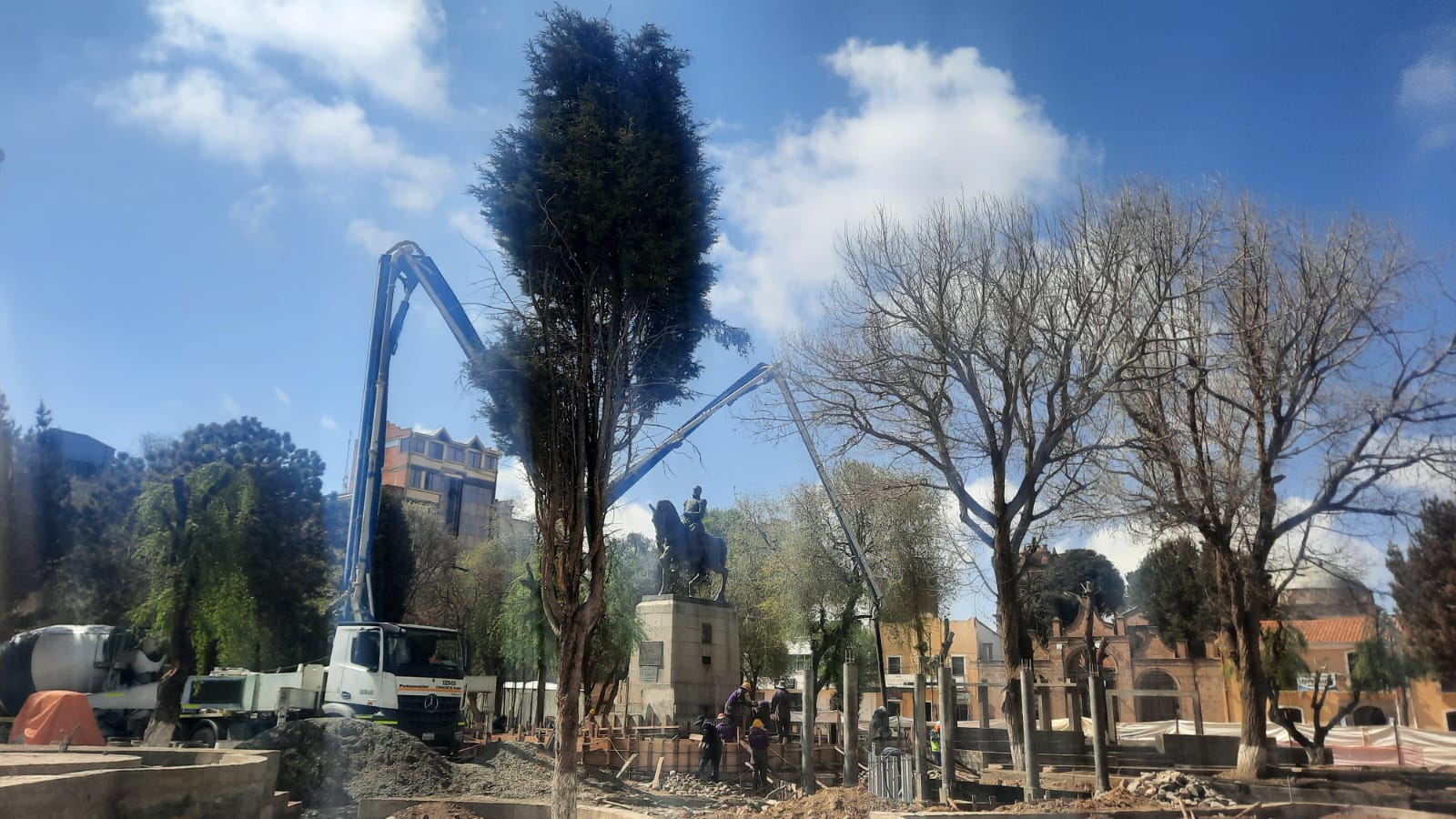 SE INICIA EL VACIADO DE CONCRETO EN LA PARTE CENTRAL DE LA PLAZA BALLIVIÁN ALCANZANDO EL 90 % DE AVANCE EN OBRA GRUESA