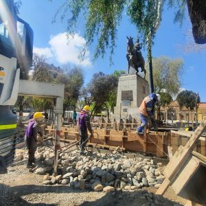 SE INICIA EL VACIADO DE CONCRETO EN LA PARTE CENTRAL DE LA PLAZA BALLIVIÁN ALCANZANDO EL 90 % DE AVANCE EN OBRA GRUESA