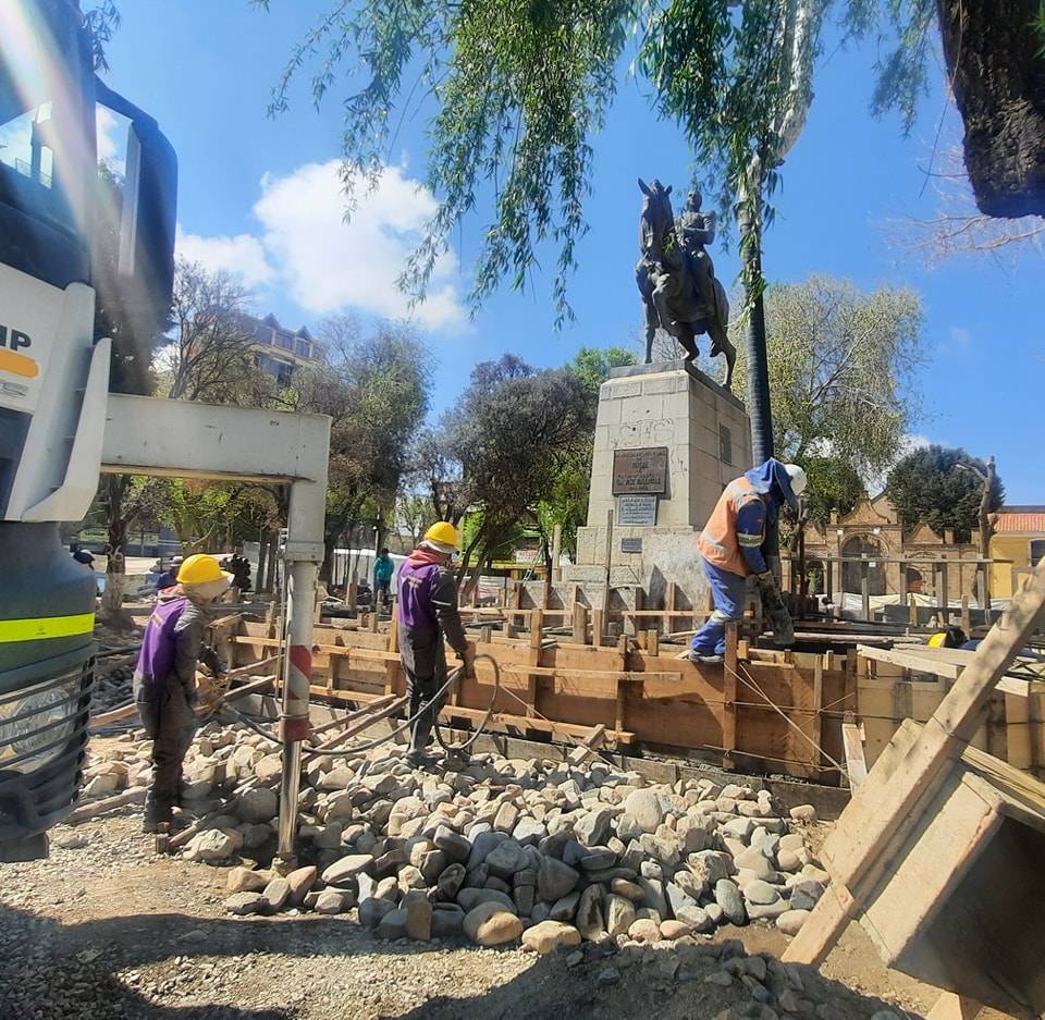 SE INICIA EL VACIADO DE CONCRETO EN LA PARTE CENTRAL DE LA PLAZA BALLIVIÁN ALCANZANDO EL 90 % DE AVANCE EN OBRA GRUESA