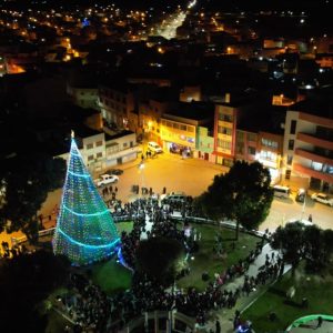 SE ULTIMAN DETALLES PARA EL ARMADO DEL ÁRBOL DE NAVIDAD EN EL MUNICIPIO