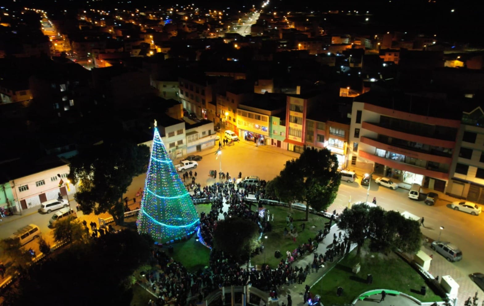 SE ULTIMAN DETALLES PARA EL ARMADO DEL ÁRBOL DE NAVIDAD EN EL MUNICIPIO