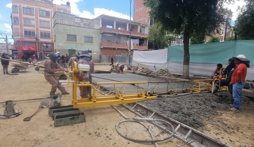 INICIA EL VACIADO DE HORMIGÓN EN VÍAS CIRCUNDANTES A LA PLAZA JOSÉ BALLIVIÁN